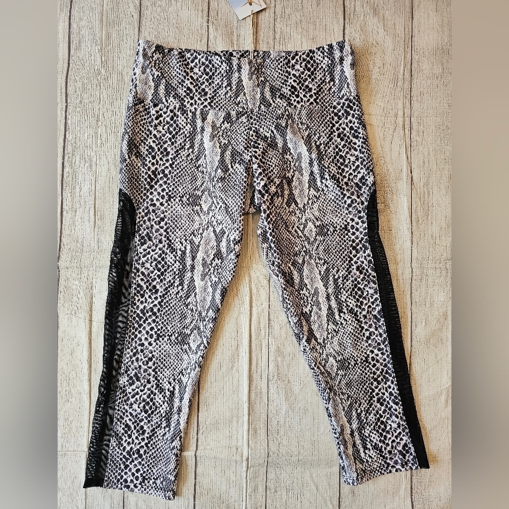 Onzie Hot Yoga Capri Size M/L Black White Snakeskin Magic Sweat Proof Activewear